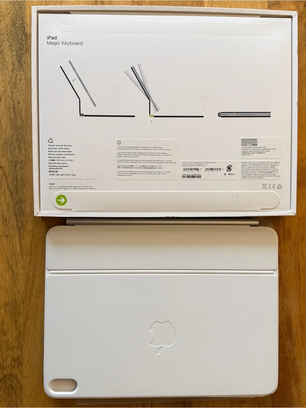 Apple Magic Keyboard: Keyboard and Case for iPad Air 11-inch -White